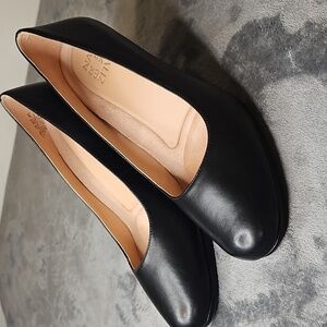 Naturalizer Michelle Black Leather Heels Size 9.5W